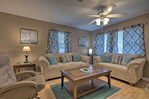 Living Room | Air Conditioning | Wireless Internet