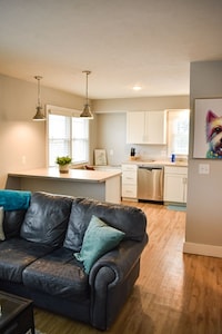 Beautiful Apartment Right by UNMC and Blackstone!