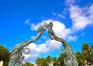 "Portal Maya 2012” bronze sculpture in Parque Fundadores on south end of 5th Ave