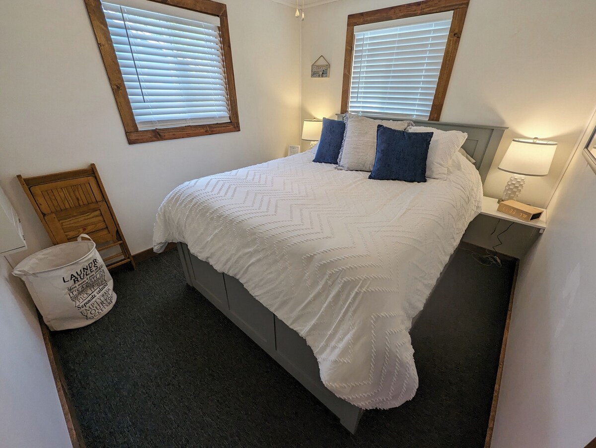 Sunset Lover’s Dream! Lakefront Cottage on Otisco!