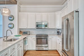 Bright, beautiful, modern kitchen with all the amenities. 