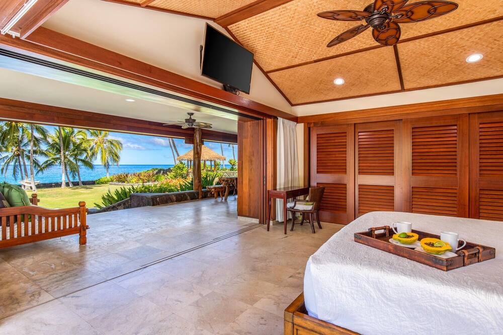 Kailua-Kona Luxury Oceanfront Vacation Home