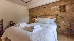 Bedroom 2 - king-size, Brown's Cottage, Bolthole Retreats