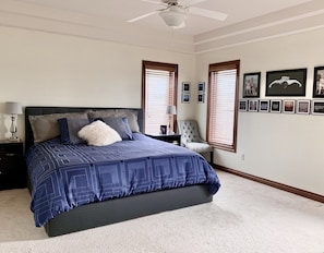 Main level master suite (king)