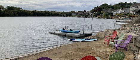 Private beach with chairs & portable fire pit. Swim, kayak or paddle board!