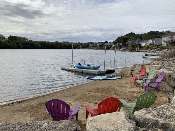 Private beach with chairs & portable fire pit. Swim, kayak or paddle board!