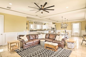 Living Room | Air Conditioning | Wireless Internet