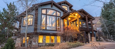 Luxury Modern Lower Deer Valley Ski Home, Private Hot Tub, Basketball Hoop, Deck