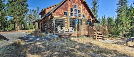 Crescent Vacation Rental | Private Cabin | 3 Stories | 3 BR | 2BA | 1,536 Sq Ft