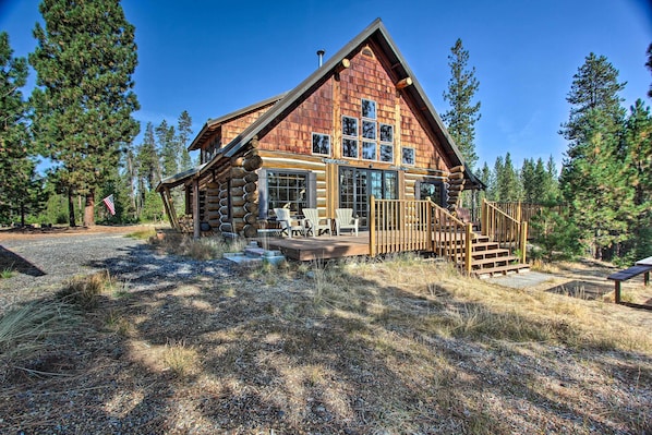 Crescent Vacation Rental | Private Cabin | 3 Stories | 3 BR | 2BA | 1,536 Sq Ft