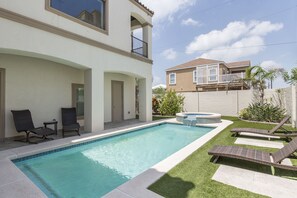 Private Pool & Hot Tub!
