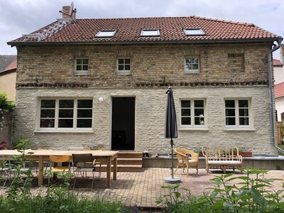 wunderschön neu renoviertes Haus mit großem Garten und (fast) direkt am See 