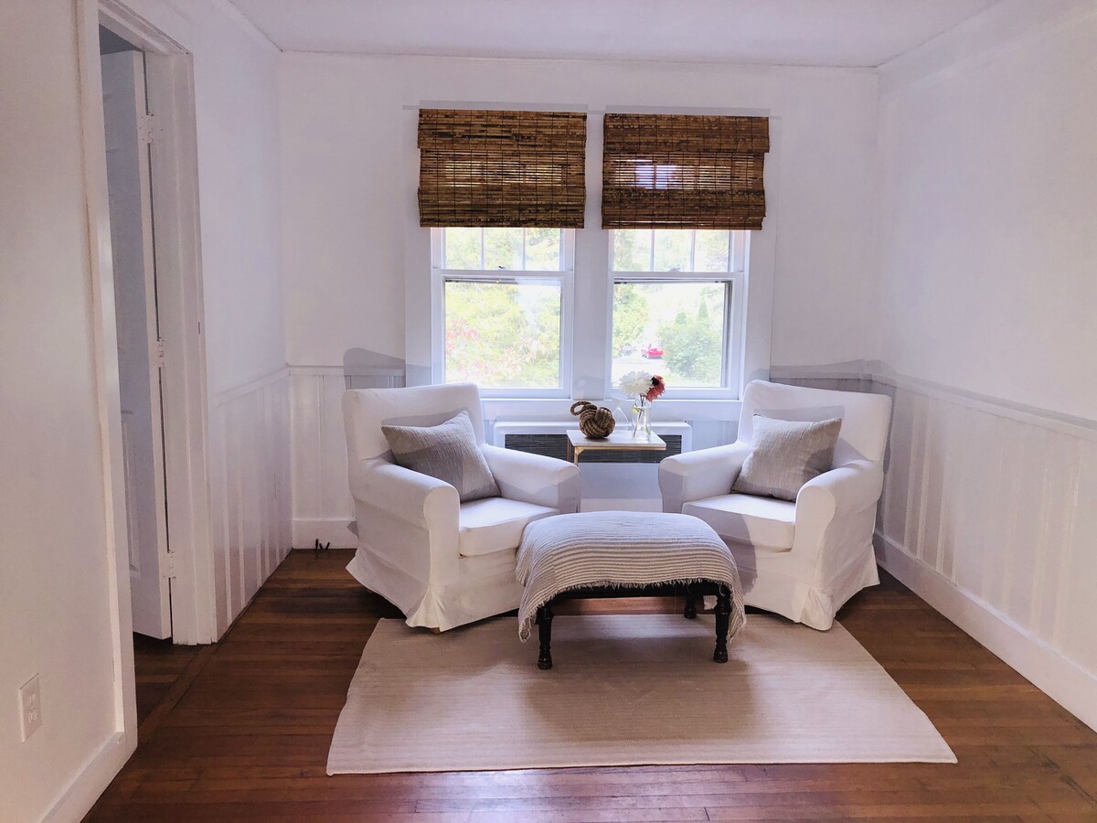 Adorable Cottage close to Beaches and Town
