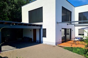 Carport für 2 Fahrzeuge
Terrasse mit Möbel und Grill zu Nutzung 