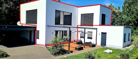 Ferienwohnung 225m²
flexible Check-In Box am Eingang unter dem Carport