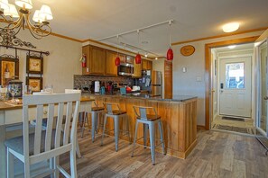 Kitchen counter/island seats 4