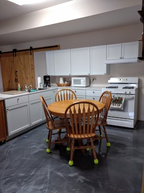 Fully equipped kitchen with dining table