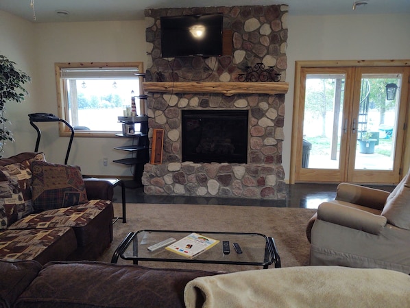 Gas fireplace w/ remote