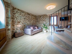 Building, Comfort, Wood, House, Interior Design, Flooring, Plant, Floor, Living Room, Houseplant