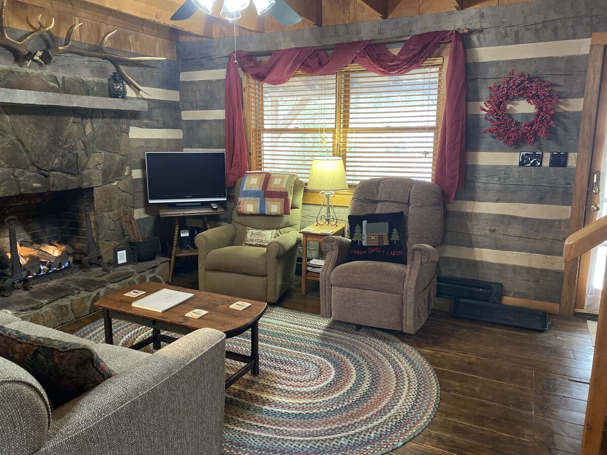 Cozy mountain cabin on Howard’s Creek! Discount Tweetsie tickets available!