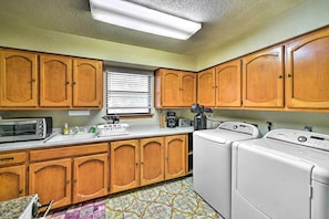 Kitchen | In-Unit Washer/Dryer