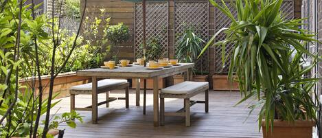Outdoor dining