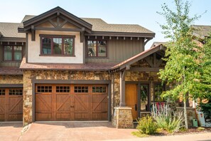 Welcome to Eagle Glen Views!