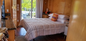 Master Stateroom Queen size Adjustable Bed