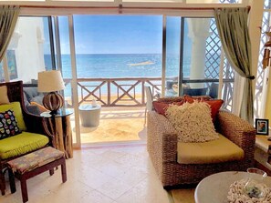 Awesome, the living room and the ocean