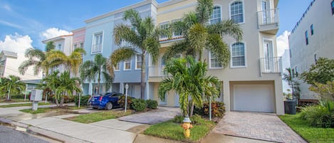 Walk to Clearwtr Bch from this luxurious, 4BR, 4BA townhome with ROOFTOP Terrace