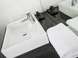 Doppelzimmer Standard mit Dusche und WC-Badezimmer (Beispielfoto)