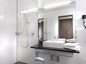 Doppelzimmer Standard mit Dusche und WC-Badezimmer (Beispielfoto)