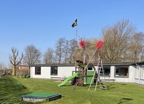 Eingang Terrasse mit Spielplatz