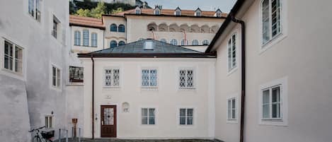 Unser Haus, dahinter hoch oben die Festung Hohensalzburg