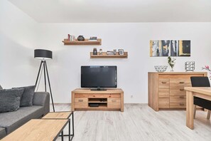 SALON:
Sofa, stolik kawowy, TV, szafa, wyjście na balkon
