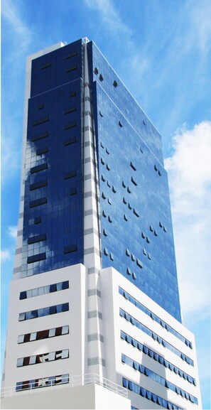 Vista frontal de la propiedad