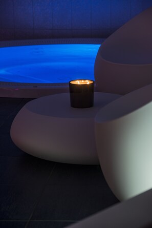 Indoor spa tub