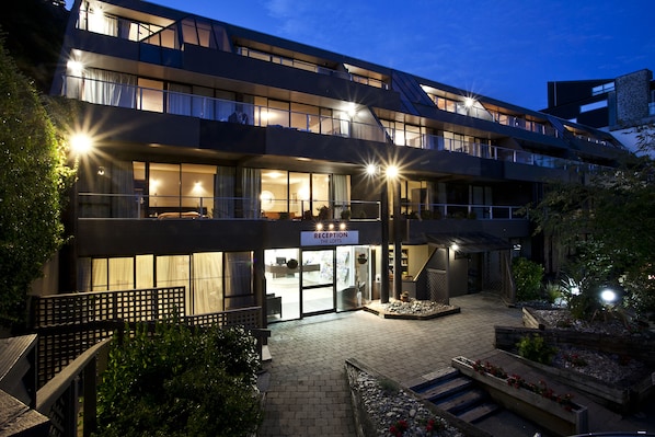 Fassade der Unterkunft – Abend/Nacht
