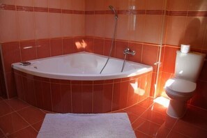 Deep-soaking bathtub