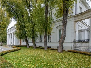 Vista frontal de la propiedad