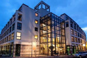 Fassade der Unterkunft â Abend/Nacht