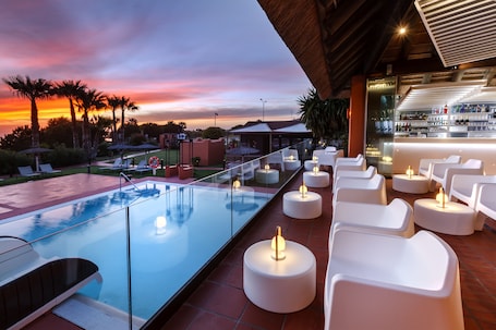 Bar en bord de piscine