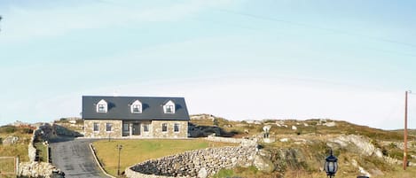 Cnocán Na Cuaigh Holiday Home, Seaside Self Catering Accommodation in Carraroe, Connemara, County Galway