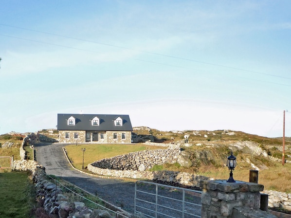 Cnocán Na Cuaigh Holiday Home, Seaside Self Catering Accommodation in Carraroe, Connemara, County Galway