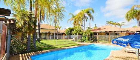 Palm Garden Apartment  - Kalbarri Accommodation Service - Communal gounds and pool area