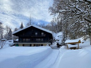 Wolke, Schnee, Himmel, Gebäude, Steigung, Haus, Pflanze, Natürliche Landschaft, Baum, Fenster