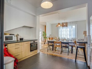 Cabinetry, Propriété, Comptoir, Cuisine, Éclairage, Bois, Table, Bâtiment, Design Intérieur, Cuisinière