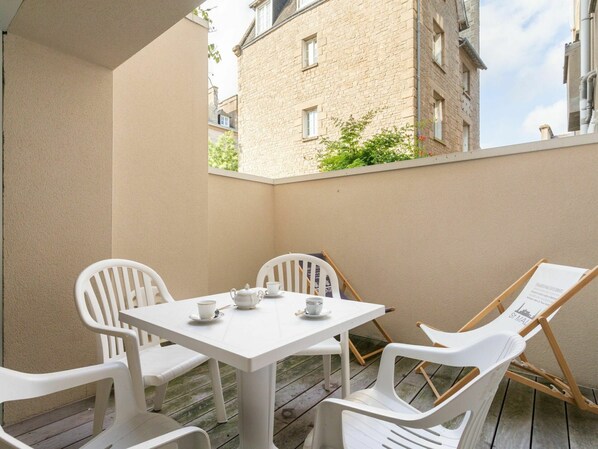 Meubles, Propriété, Table, Chaise, Fenêtre, Bâtiment, Bois, Ombre, Mobilier De Jardin, Architecture