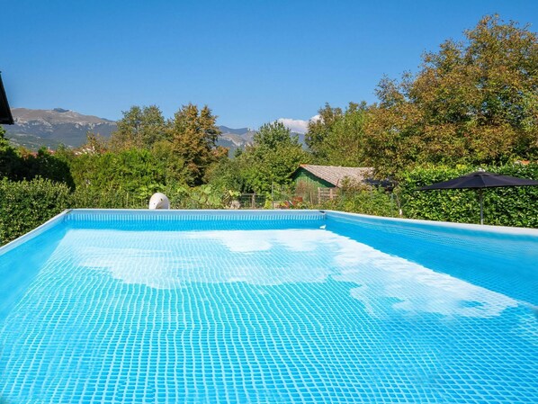 Swimming Pool, Property, Blue, Leisure, Sky, Water, House, Real Estate, Vacation, Grass