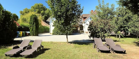 Himmel, Pflanze, Eigentum, Pflanzengemeinschaft, Schatten, Baum, Grundstueck, Gartenmöbel, Natürliche Landschaft, Strassenbelag